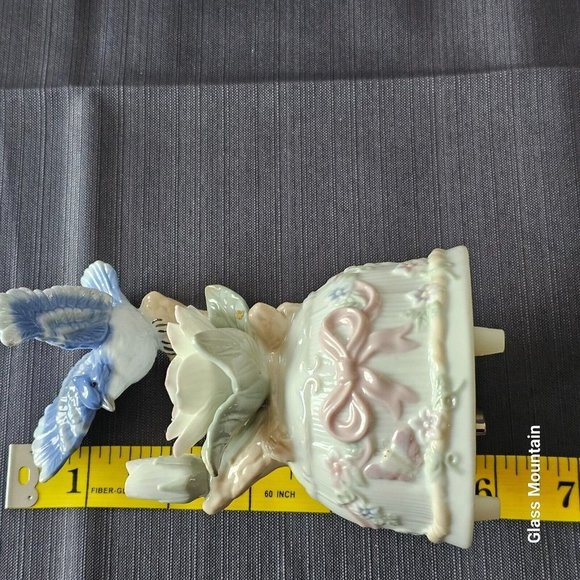 SOLD - Blue Jay Porcelain Vintage Melody Musical Box With Embossed Details - Picture 9 of 10
